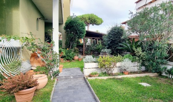 casa indipendente in vendita a Santa Marinella