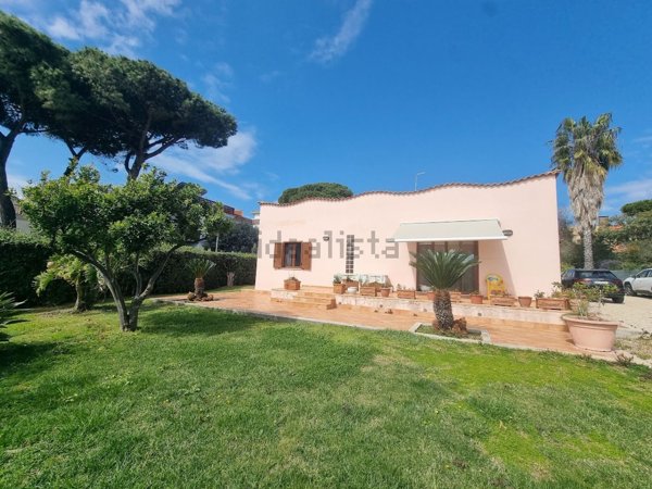 casa indipendente in vendita a Santa Marinella