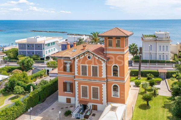 casa indipendente in vendita a Santa Marinella