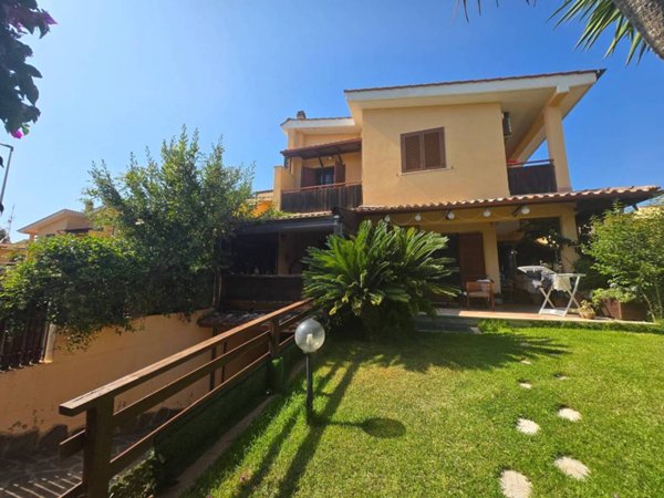 casa indipendente in vendita a Santa Marinella