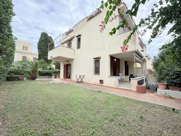 casa indipendente in vendita a Santa Marinella