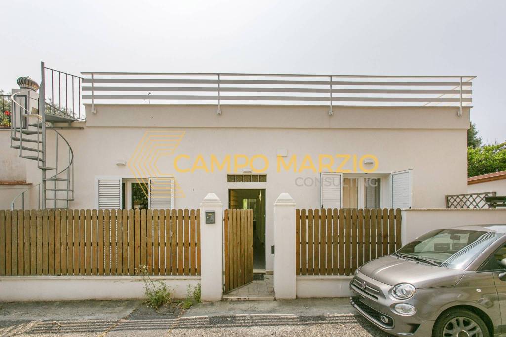 casa indipendente in vendita a Santa Marinella