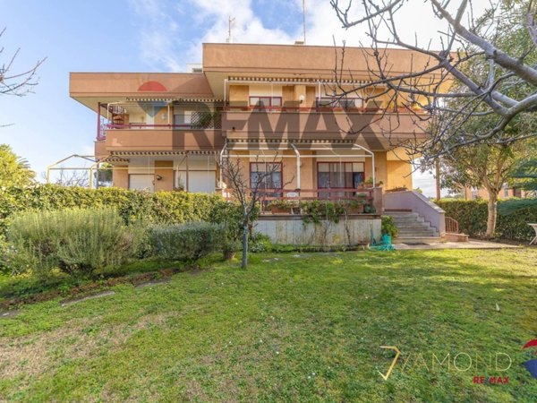 casa indipendente in vendita a Santa Marinella