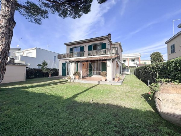 casa indipendente in vendita a Santa Marinella in zona Santa Severa