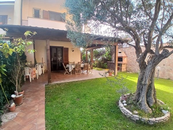 casa indipendente in vendita a Santa Marinella