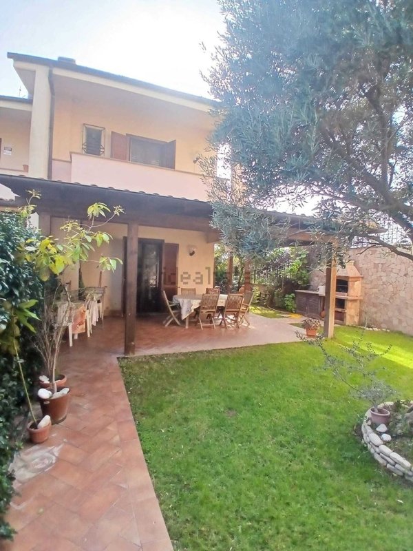 casa indipendente in vendita a Santa Marinella