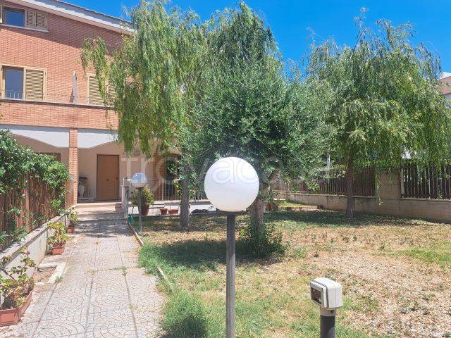 casa indipendente in vendita a Santa Marinella