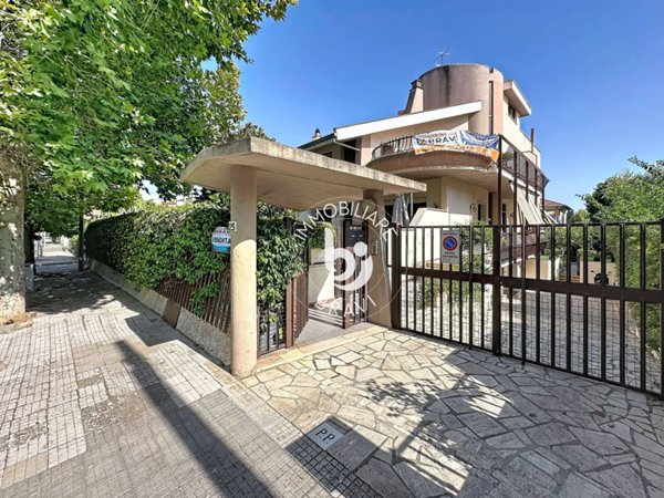 casa indipendente in vendita a Santa Marinella