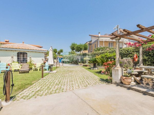 casa indipendente in vendita a Santa Marinella