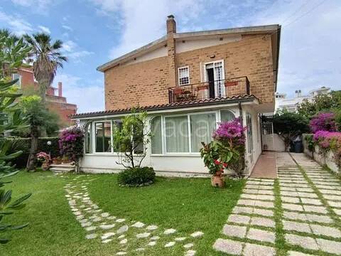 casa indipendente in vendita a Santa Marinella