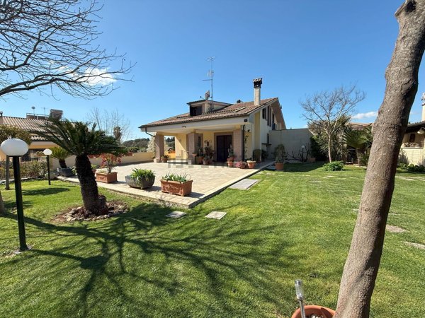 casa indipendente in vendita a Sant'Angelo Romano