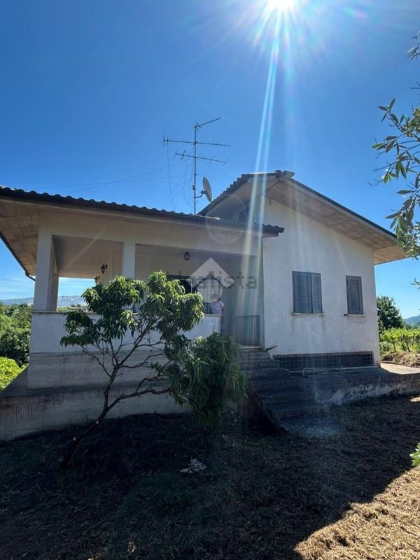 casa indipendente in vendita a Sant'Angelo Romano