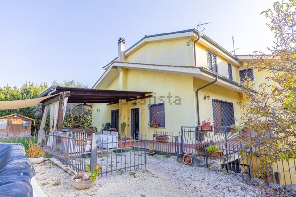 casa indipendente in vendita a Sant'Angelo Romano