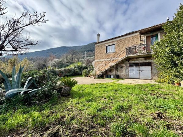 casa indipendente in vendita a Sant'Oreste