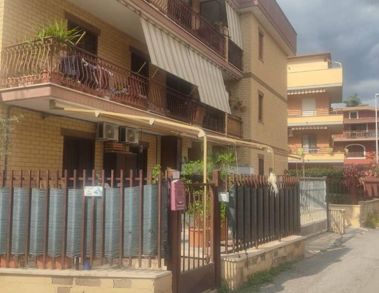 appartamento in vendita a Tivoli in zona Campolimpido