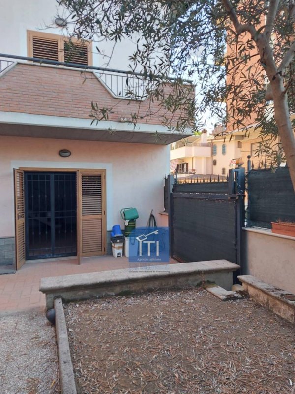casa indipendente in vendita a Tivoli in zona Terme