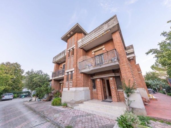 appartamento in vendita a Tivoli in zona Villaggio Adriano