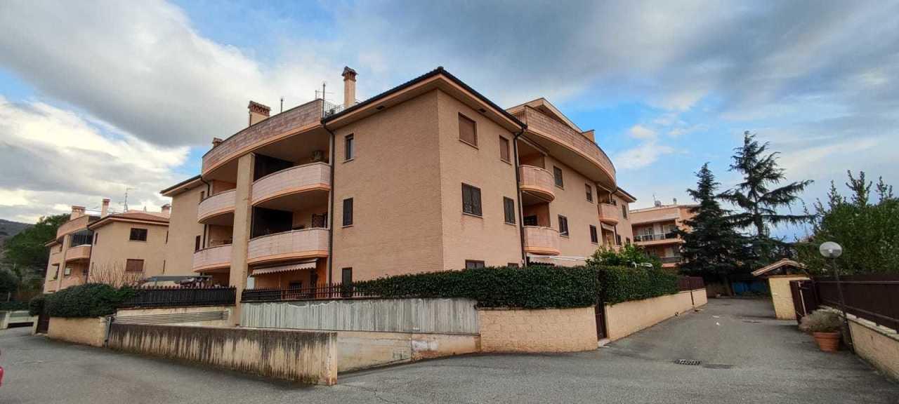 appartamento in vendita a Tivoli in zona Campolimpido