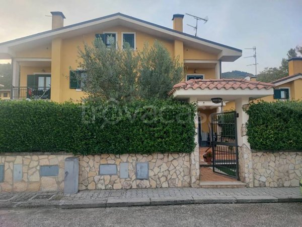 casa indipendente in vendita a Tivoli