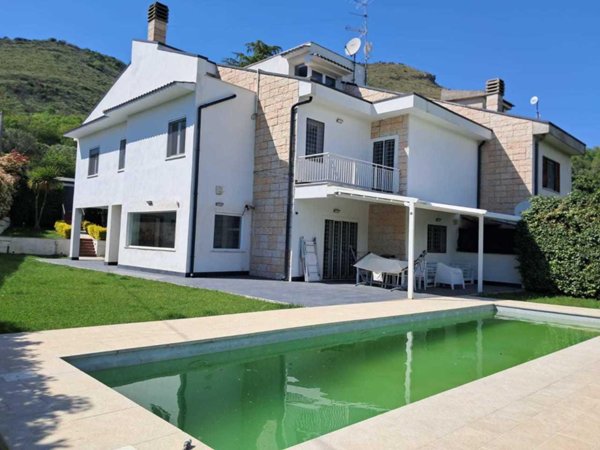 casa indipendente in vendita a Tivoli