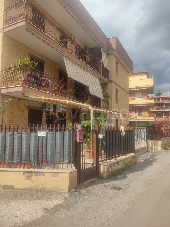 appartamento in vendita a Tivoli in zona Campolimpido