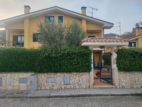 casa indipendente in vendita a Tivoli