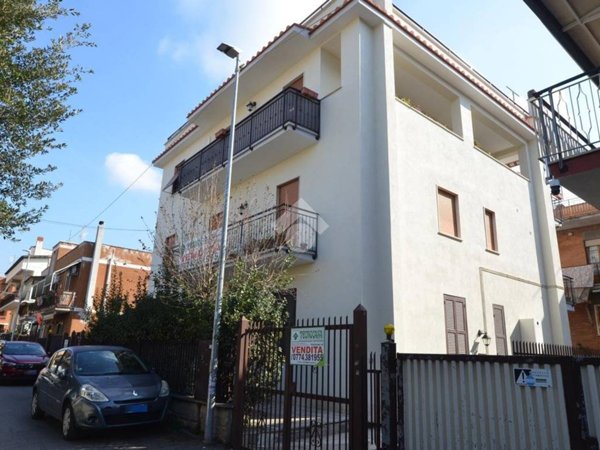 appartamento in vendita a Tivoli in zona Villaggio Adriano