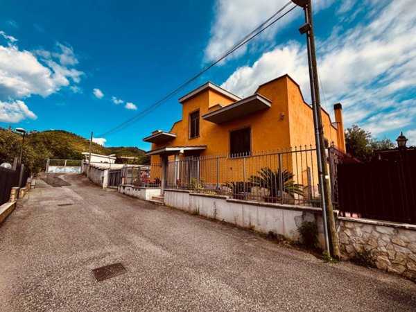 casa indipendente in vendita a Tivoli in zona Favale