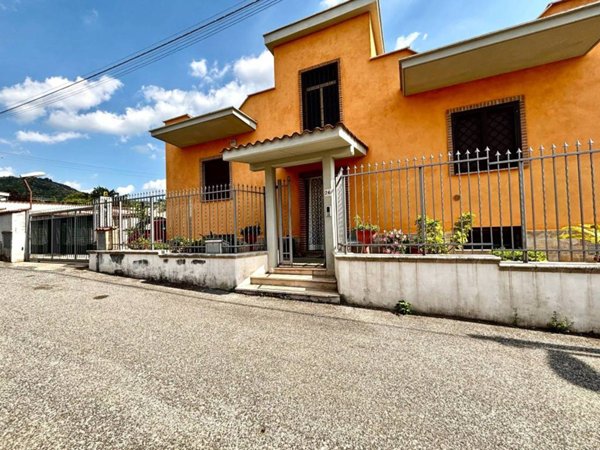 casa indipendente in vendita a Tivoli in zona Favale