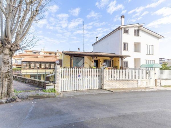 casa indipendente in vendita a Tivoli in zona Terme