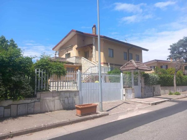 casa indipendente in vendita a Tivoli in zona Villaggio Adriano