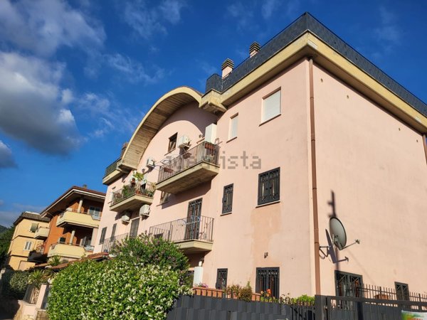 appartamento in vendita a Tivoli in zona Campolimpido