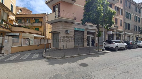 locale commerciale in vendita a Tivoli