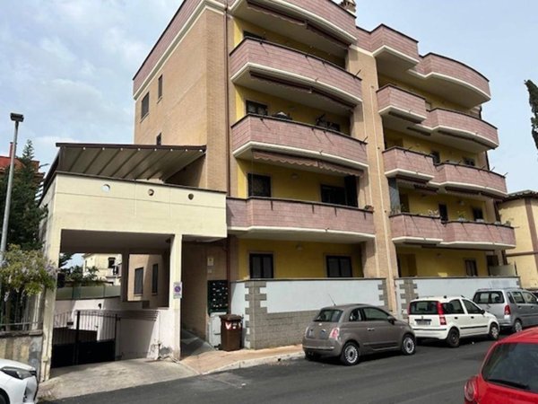 appartamento in vendita a Tivoli in zona Terme