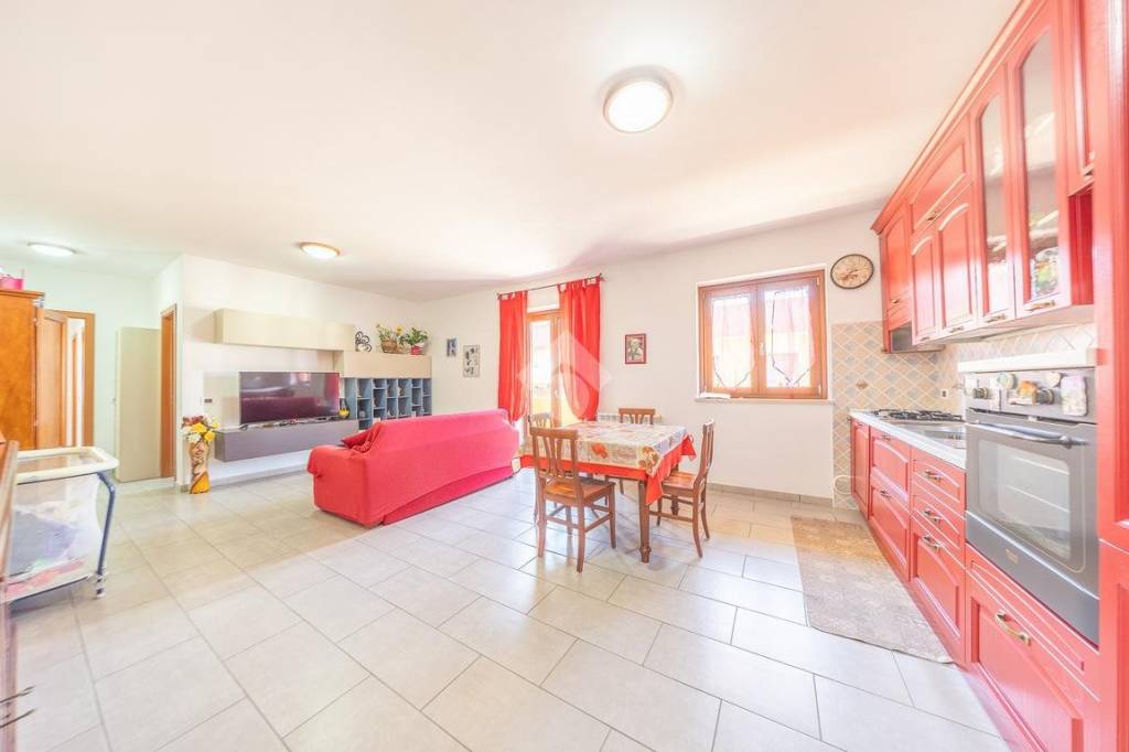 appartamento in vendita a Tivoli in zona Campolimpido