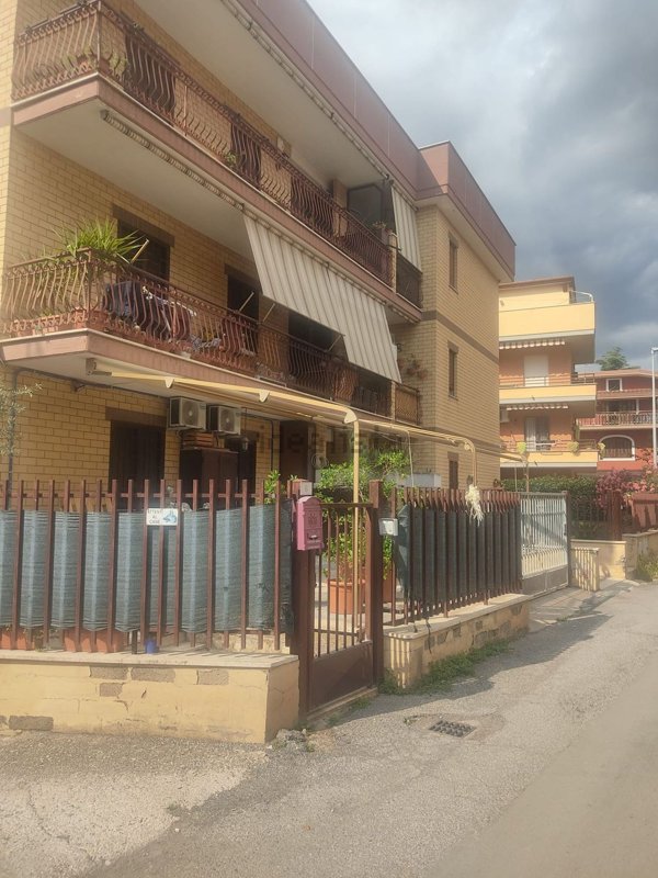 appartamento in vendita a Tivoli in zona Campolimpido