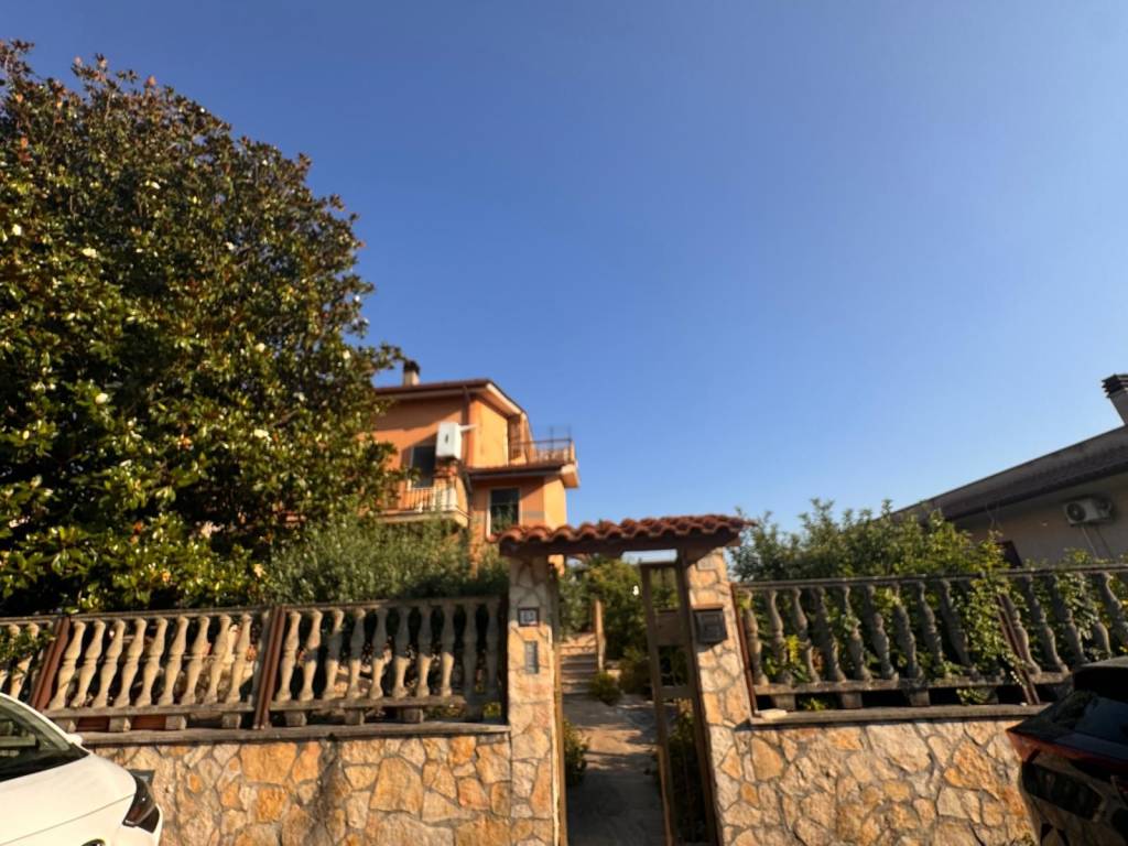 casa indipendente in vendita a Tivoli in zona Terme