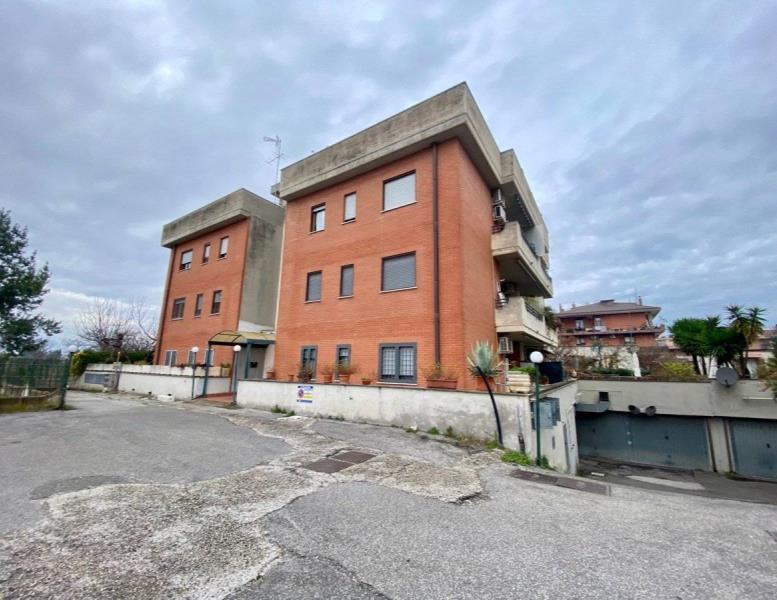 appartamento in vendita a Tivoli in zona Campolimpido