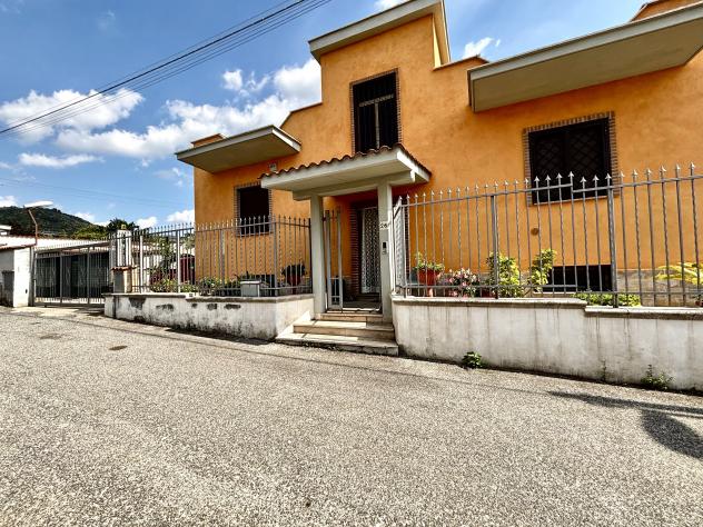 casa indipendente in vendita a Tivoli in zona Campolimpido