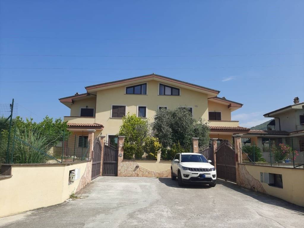 casa indipendente in vendita a Tivoli in zona Campolimpido