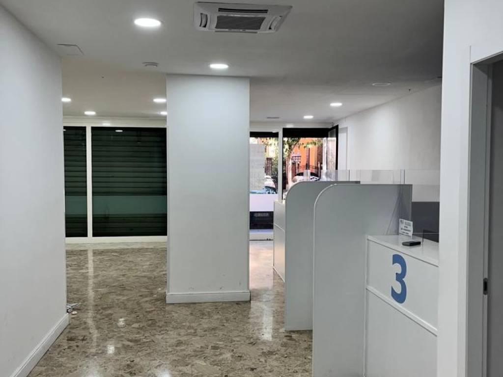negozio in vendita a Tivoli in zona Terme