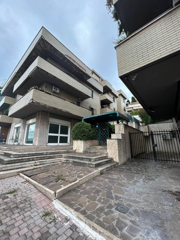 negozio in vendita a Tivoli in zona Villaggio Adriano