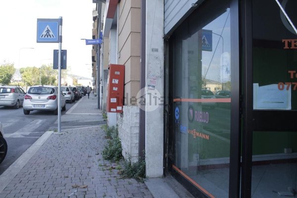 locale commerciale in vendita a Tivoli in zona Villa Adriana