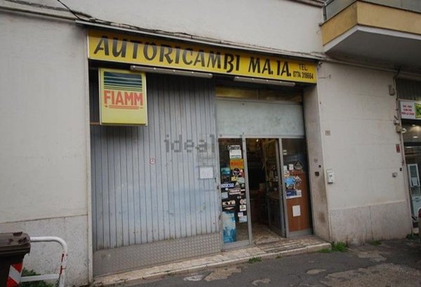 locale commerciale in vendita a Tivoli