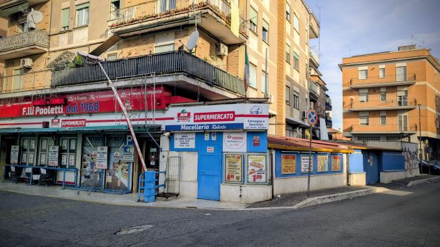 locale commerciale in vendita a Tivoli in zona Terme