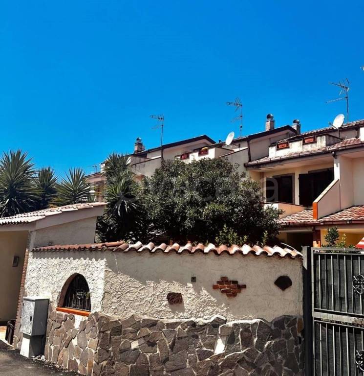 casa indipendente in vendita a Tivoli in zona Terme