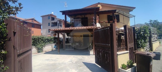 appartamento in vendita a Tivoli in zona Campolimpido