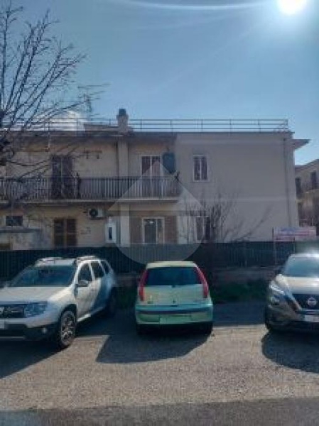 appartamento in vendita a Tivoli in zona Campolimpido