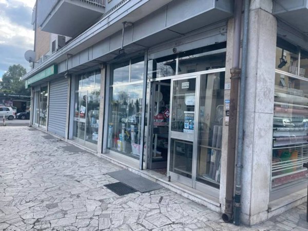 negozio in vendita a Tivoli in zona Terme