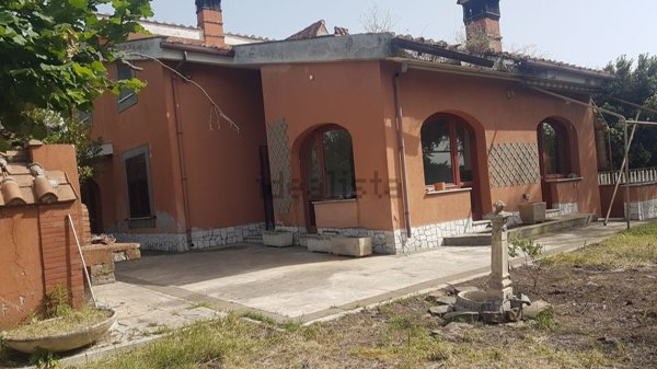 casa indipendente in vendita a Tivoli in zona Villaggio Adriano